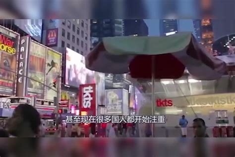 美国女孩来中国旅游，看到街头这一幕，说：中国真的是太棒了！旅游女孩中国