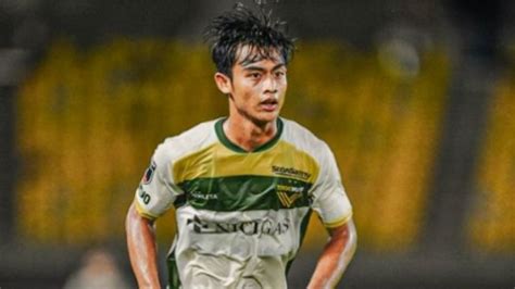 Aksi Lemparan Maut Pratama Arhan Saat Lawan Tokyo FC Di Piala Kaisar