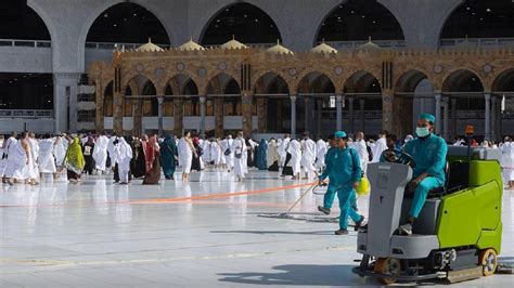 شؤون الحرمين تغسل صحن المطاف بالمسجد الحرام 10 مرات يوميًا