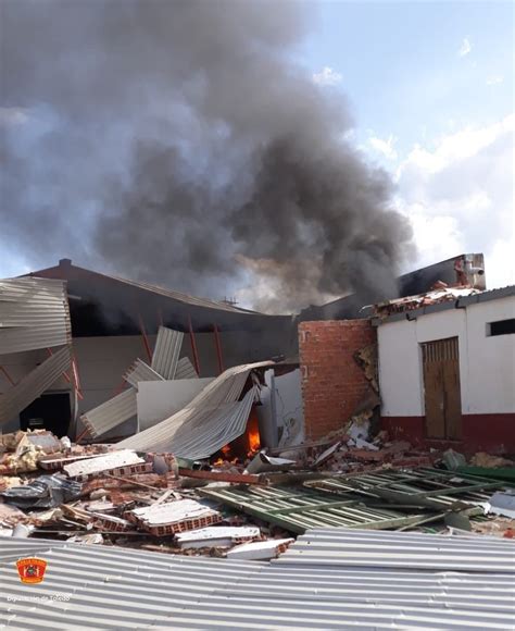 Un incendio calcina una nave industrial de cerámica en un pueblo de