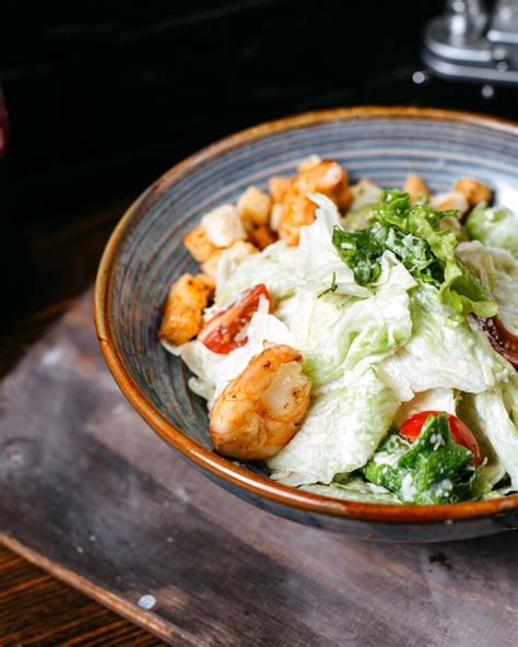 Vue Latérale De La Salade César Aux Crevettes Et Tomates Cerises Dans