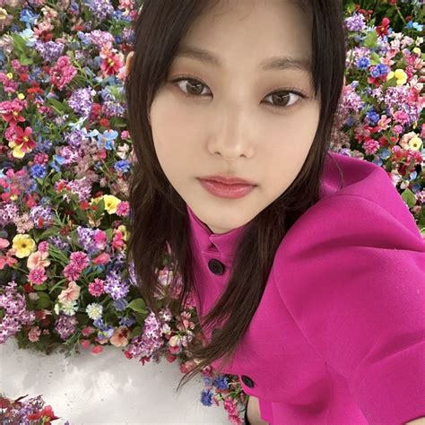 Haerin 여성 얼굴 패션 아이디어 연예인