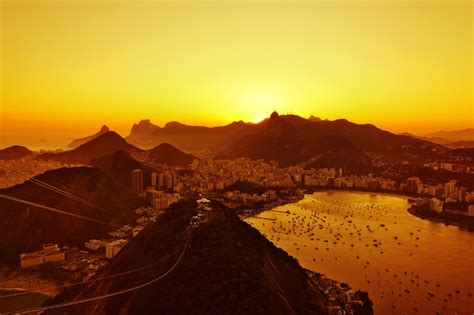 Pôr do sol no rio de janeiro Foto Premium