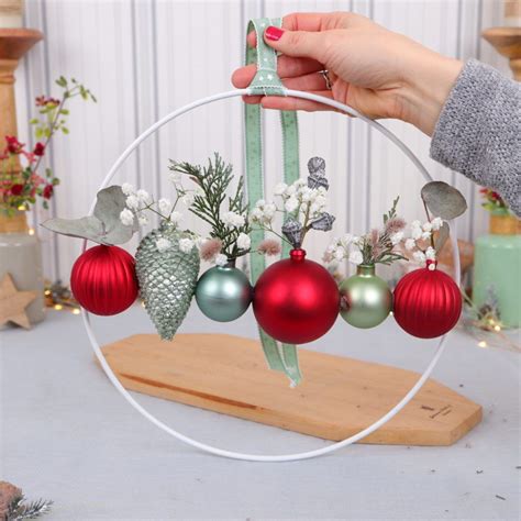 Diy Metallring Mit Weihnachtskugeln Dekorieren Christmas Wreaths