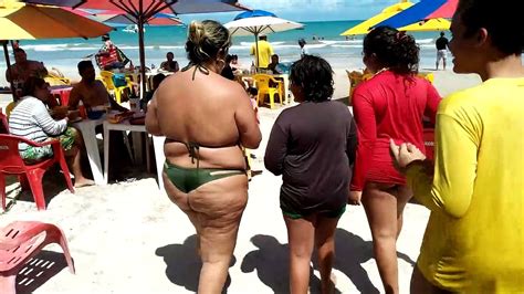 MÉRIDA FERNANDA RAPHAELL THÁBATTA E OSMILTON TOMANDO BANHO NA PRAIA