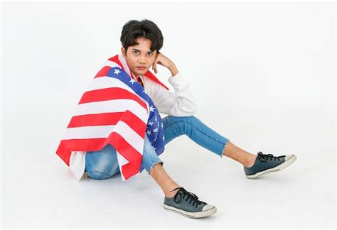 Foto de estúdio de retrato do jovem asiático lgbt gay bissexual homossexual modelo masculino