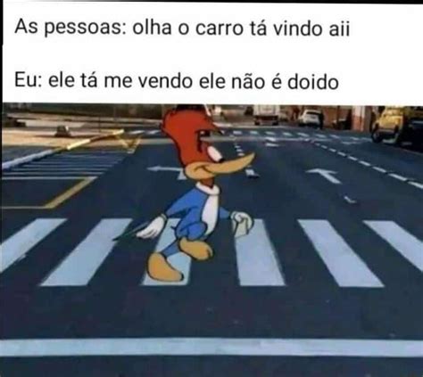 As pessoas olha o carro tá vindo ali I Eu ele tá me vendo ele não é