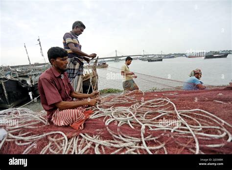 Chattogram Bangladesh13 2022 Fishermen Fix Fishing Nets At An Open