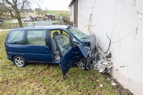 Scheune muss gestützt werden 82 Jähriger prallt mit Auto gegen Wand