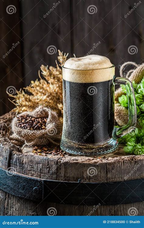 Dunkles Bier Mit Schaum Dunkles Bier Auf Holzfass Stockfoto Bild Von