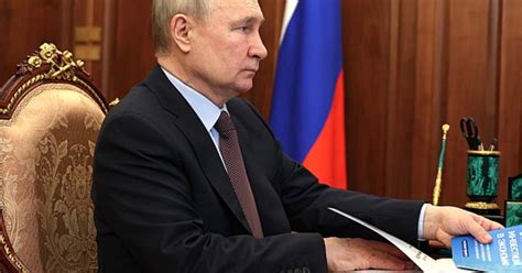 Putins Hand Väcker Frågor Vad Avslöjar Den