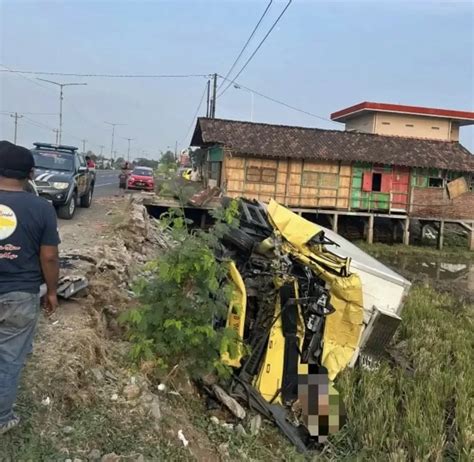 Kecelakaan Maut Terjadi Di Jalan Lingkar Weleri Kendal Truk Boks