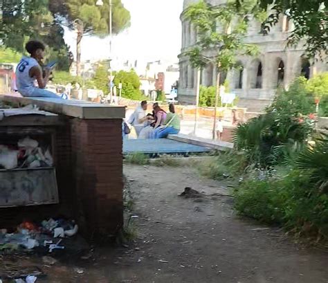 Roma Rifiuti E Degrado Anche Sotto Il Colosseo Turisti A Passeggio