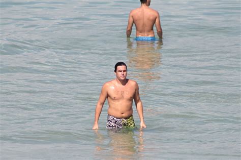 Felipe Dylon é flagrado em mergulho na praia de Ipanema