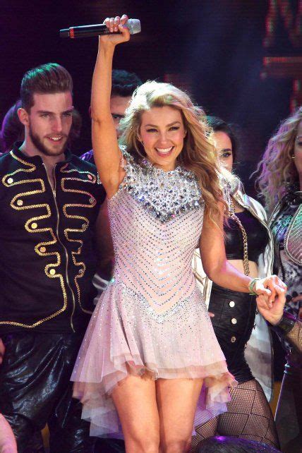 Thalía se quedó casi desnuda sobre el escenario durante un concierto de Latina Love Tour