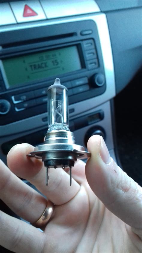 замена лампочки ближний свет — Volkswagen Passat B6, 2 л, 2005 года ...