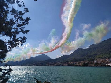 Le Frecce Tricolori Sul Lago D Iseo Foto Photogallery