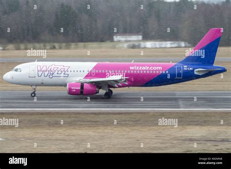 Wizzair jet Banque de photographies et dimages à haute résolution Alamy