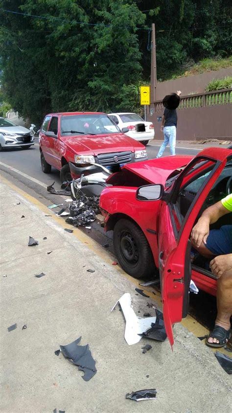 V Deo Mostra Colis O Frontal Entre Carro E Motoneta Na Av Santa