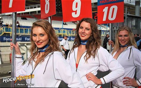 Foto Babe Drie Mooie Grid Girls Met Een Big Smile En Wat Voor Cijfer