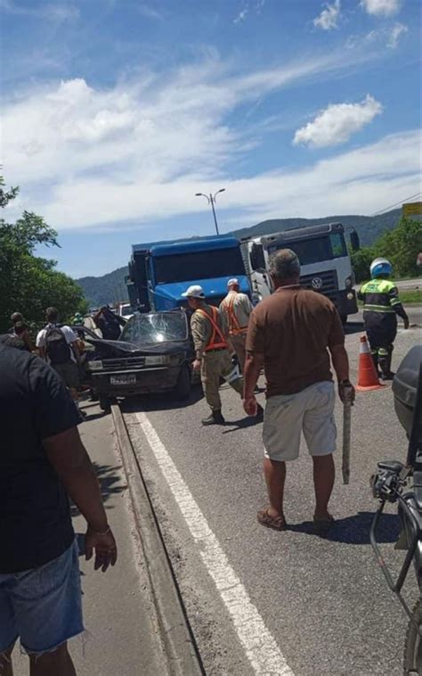 Acidente entre carro e caminhão deixa 5 feridos em Guaratiba Rio de