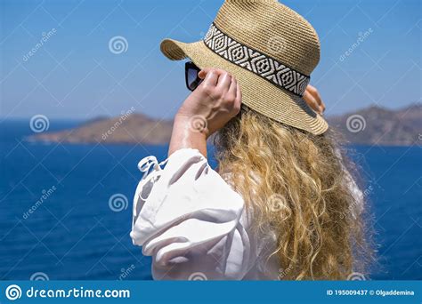Bella Joven Con Gafas De Sol De Vestimenta Blanca Y Sombrero De Paja Bikini Mirando Al Mar En El