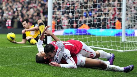 Premier League 11 12 Arsenal Fegt Blackburn Vom Platz