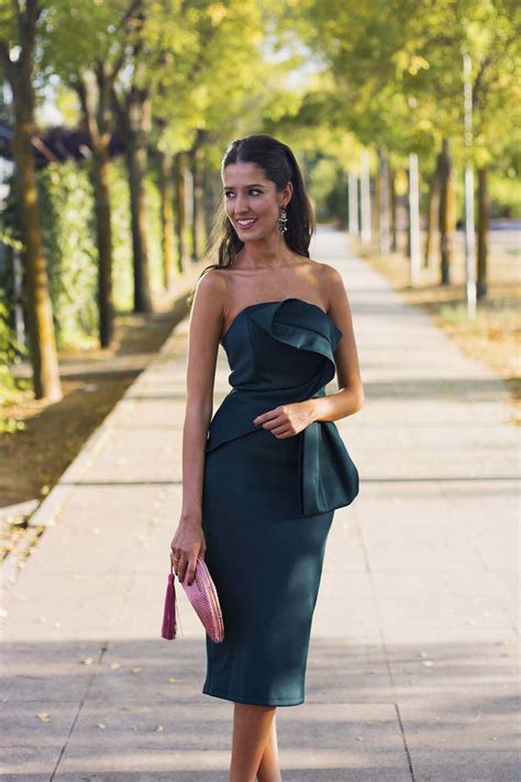 Look invitada boda de día con vestido midi de Asos en verde y zapatos