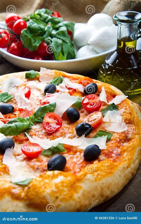 Очень вкусная свежая пицца, который служат на деревянном столе Стоковое ...