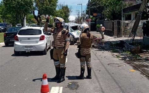 Viatura da Polícia Militar derruba poste na zona sul de Aracaju veja