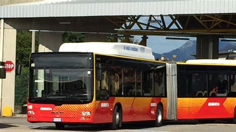 Sul Bus Senza Mascherina Lei Lo Riprende E Lui Le Sputa In Faccia