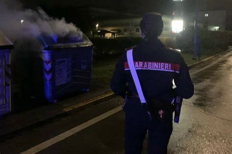 Boretto Getta Petardo In Un Cassonetto E Provoca Incendio Reggiosera