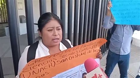 La Jornada Exigen frente a la FGE de Chiapas localización de desaparecido