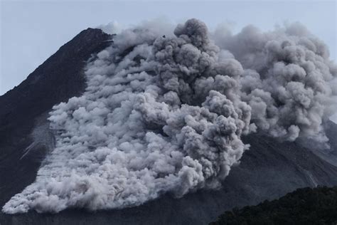 Hujan Abu Tipis Menyusul Gunung Merapi Keluarkan Awan Panas Guguran