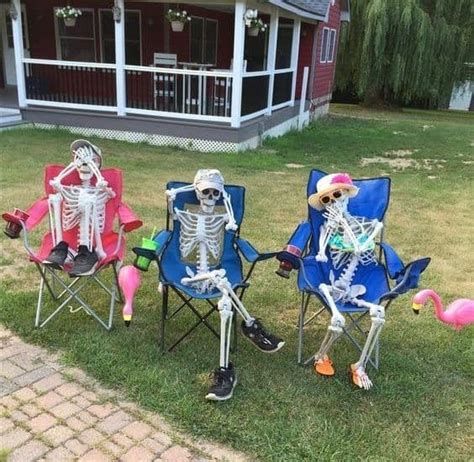 31 Funny Outdoor Halloween Skeleton Displays Lady Decluttered