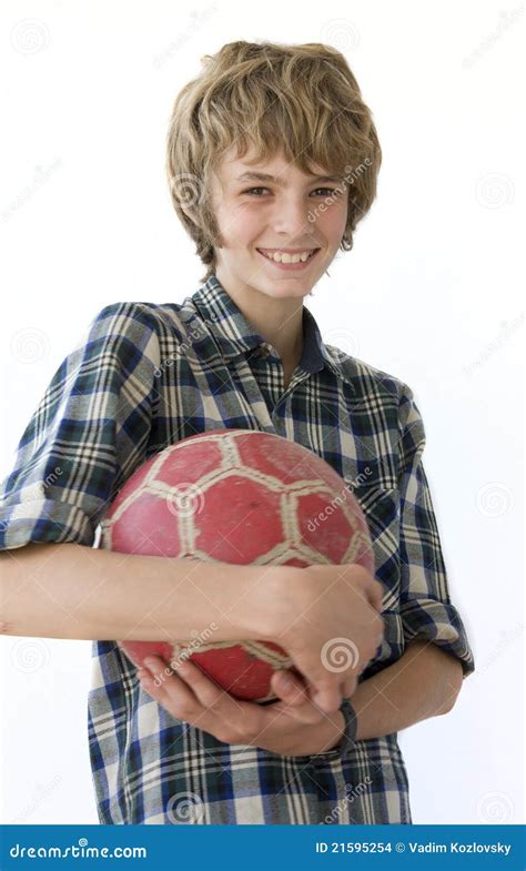 Muchacho Con El Balón De Fútbol Foto de archivo Imagen de hijo