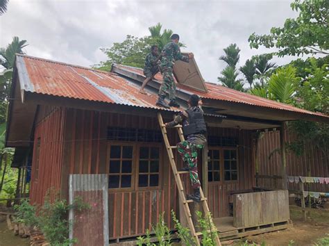 Bantu Kesulitan Rakyat Satgas Yonif Kk Perbaiki Instalasi Listrik