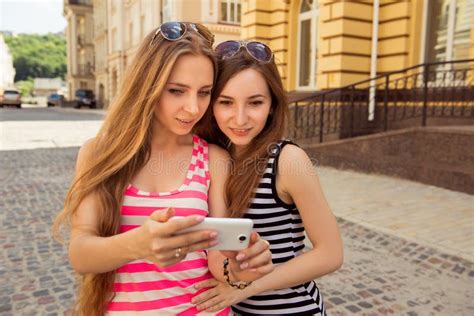 Duas Garotas Bonitas Fazendo Fotos Selfie No Telefone Foto De Stock