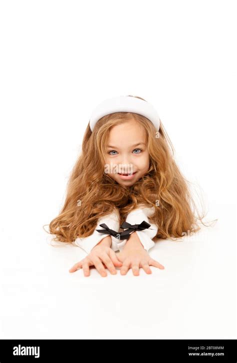 Petite Fille Aux Cheveux Longs En Blanc Banque De Photographies Et D