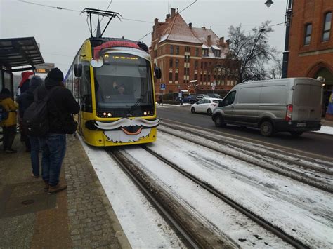 Świąteczny tramwaj rusza na ulice Torunia Prezenty dla pasażerów