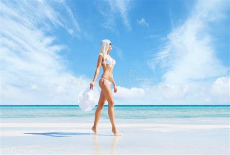 Bellissima Giovane E Felice Donna Bionda Che Cammina Sulla Spiaggia In