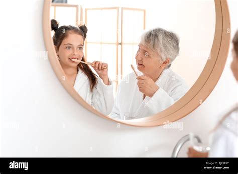 Une Petite Fille Et Sa Grand M Re Se Brossent Les Dents Dans La Salle