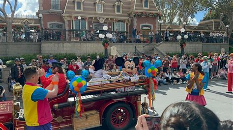 Photos Video Special Cavalcade For Mickey Minnie S Th Birthday