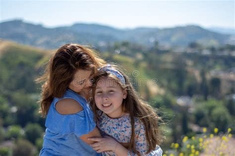 Madre E Hija De Latina Que Sonr En Y Que R En En Una Colina Delante De