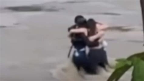 Tres Amigos Se Dan Un Ltimo Abrazo Antes De Ser Engullidos Por El R O