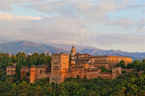 Alhambra em Granada conheça o famoso palácio e jardins