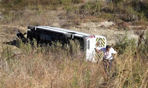 Kuzey Marmara Otoyolu nda servis minibüsü kaza yaptı 9 kişi yaralandı