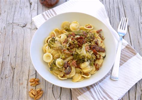 Orecchiette Con Broccoli E Pomodori Secchi Le Ricette Di Simo E Cicci