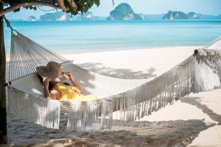 Mulher Viajante Feliz Est Relaxando Em Uma Rede Na Praia Paradis Aca