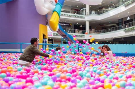 Sumérgete En La Diversión Con La Piscina De Pelotas Más Grande De La